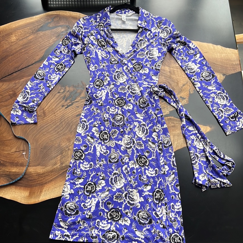 - DIANE von FURSTENBERG Jeanne silk wrap dress, size 2.